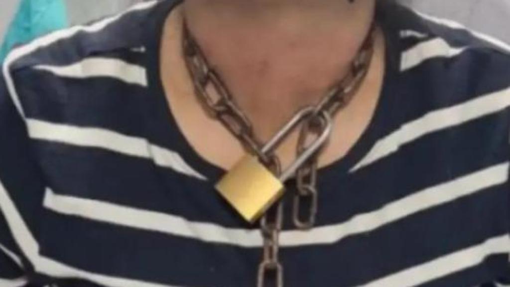 Carmen, con la cadena al cuello.
