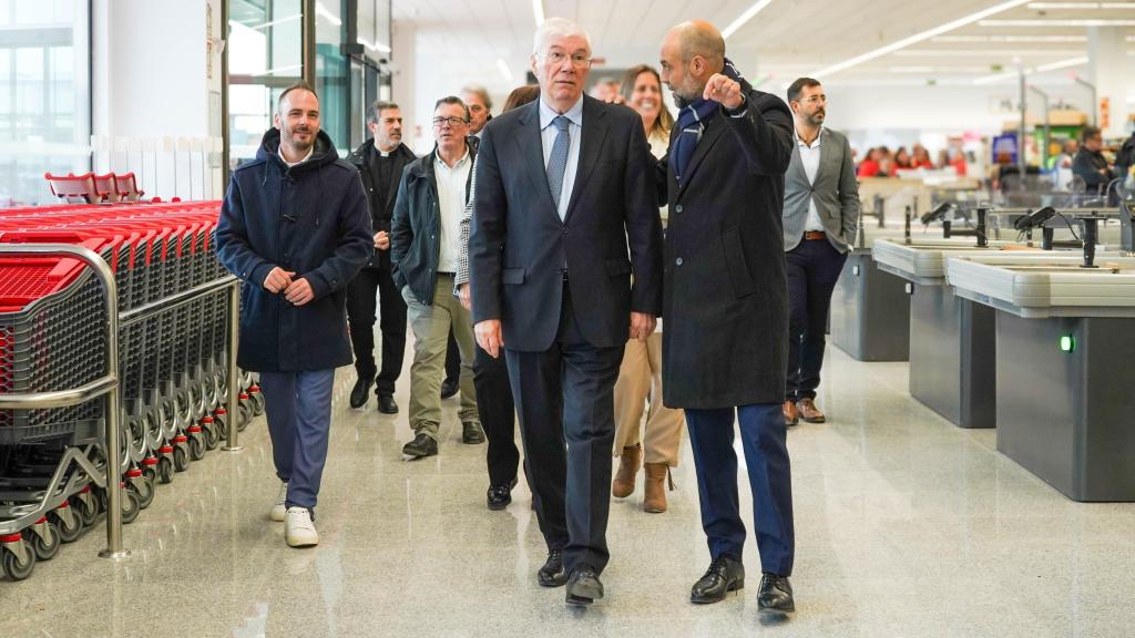 El alcalde de Illescas, José Manuel Tofiño, visitando el hipermercado Alcampo de Señorío Plaza.