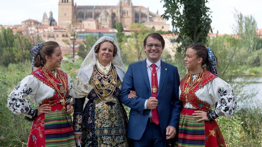 Alfonso Fernández Mañueco junto a su mujer e hijas.