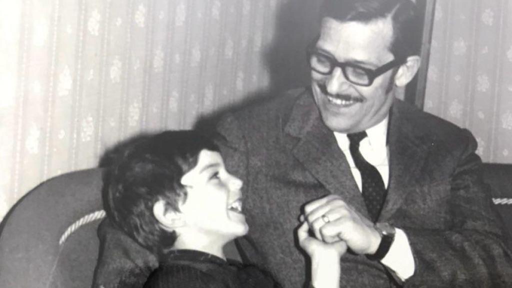 Un joven Alfonso Fernández Mañueco junto a su padre, Marcelo Fernández Nieto, quien llegó a ser alcalde de Salamanca.