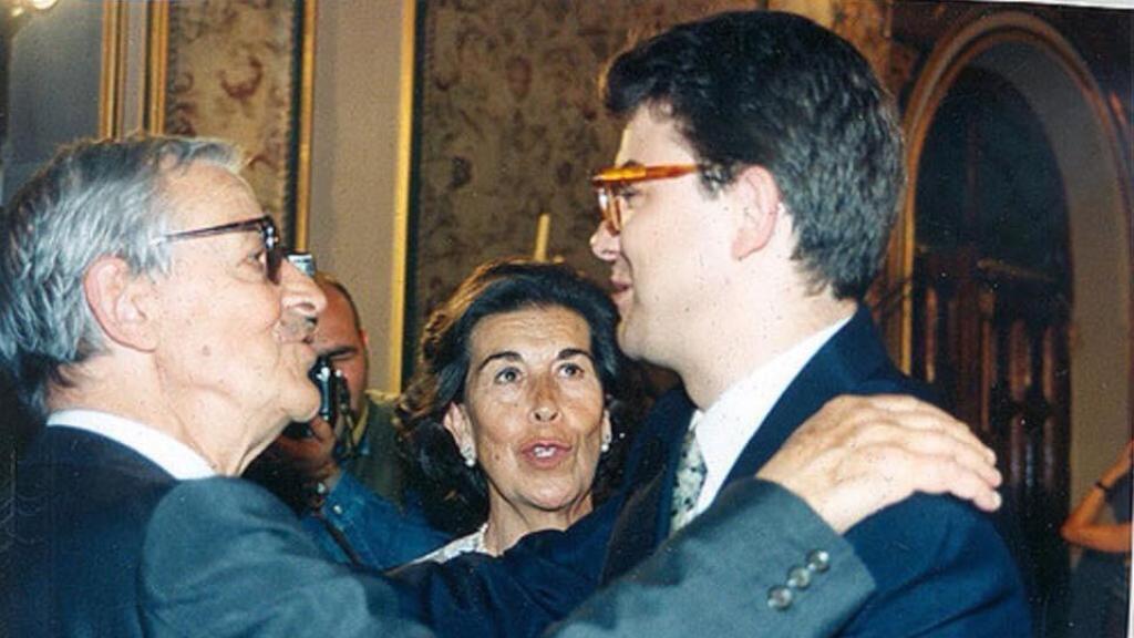 Mañueco, junto a su padre, en los años noventa.
