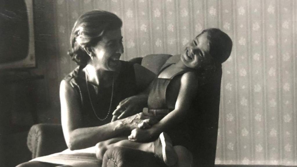 Mañueco junto a su madre, en una imagen de archivo.