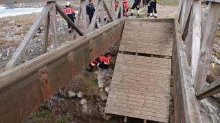 La pasarela de El Bocal se convirtió en un tobogán mortal para los seis estudiantes porque cedió la tornillería.