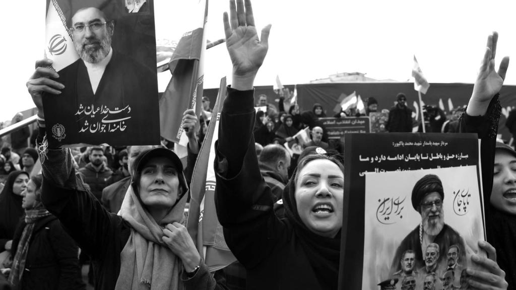 Partidarios de la dictadura iraní en el funeral por algunos soldados iraníes muertos durante los ataques americanos e israelíes.