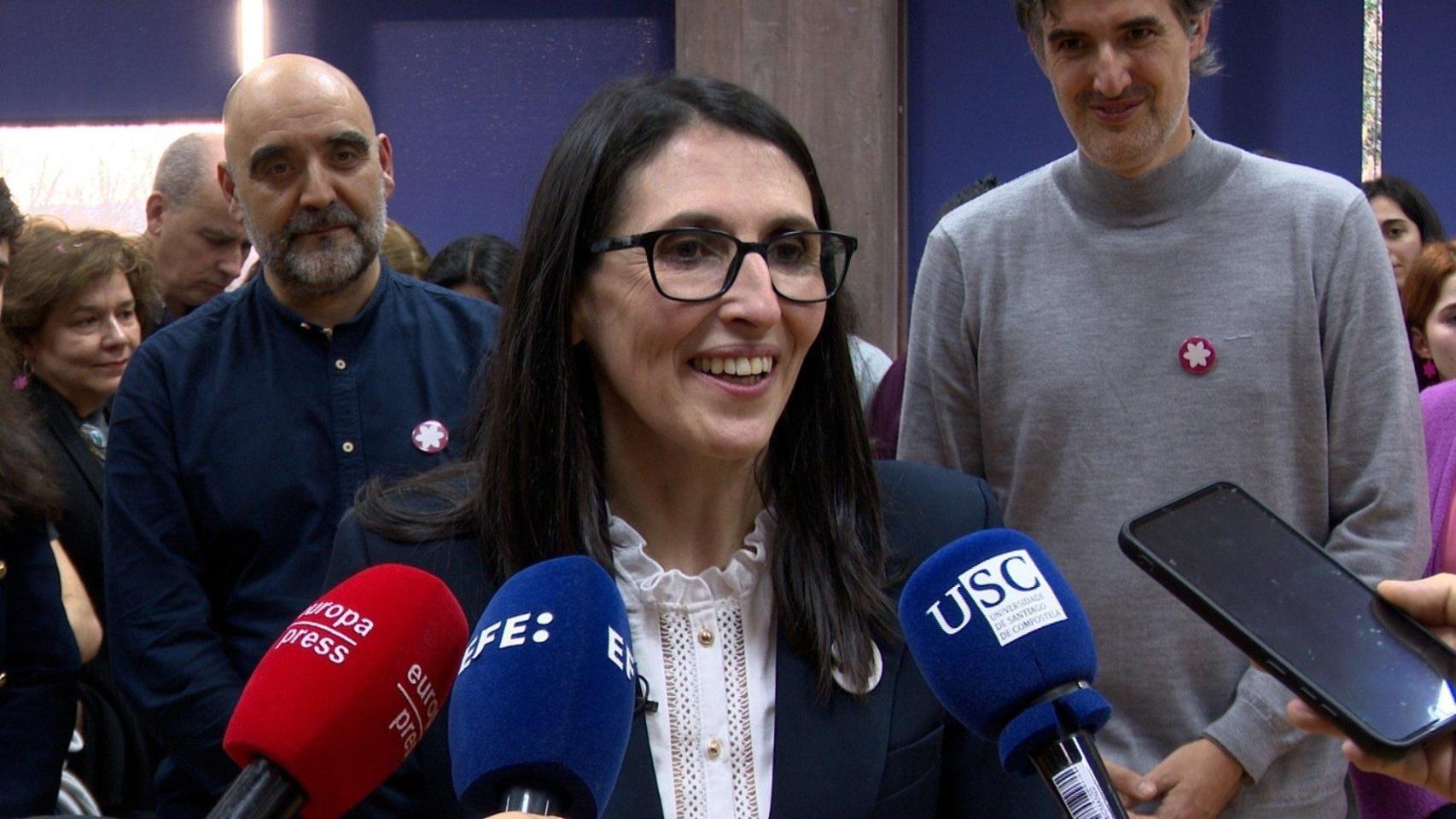 Rosa Crujeiras atiende a los medios de comunicación.