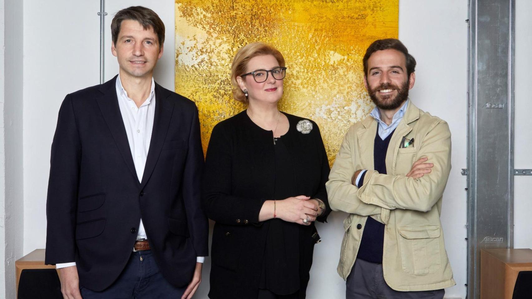 De izquierda a derecha: Santiago Esteban, vicepresidente de Reputación y Asuntos Públicos de Newlink; Eugenia Hernández, de Prime Defense y Senior Defense Advisor de Newlink y Pablo García Bautista, Manager de Asuntos Públicos y Defensa de Newlink