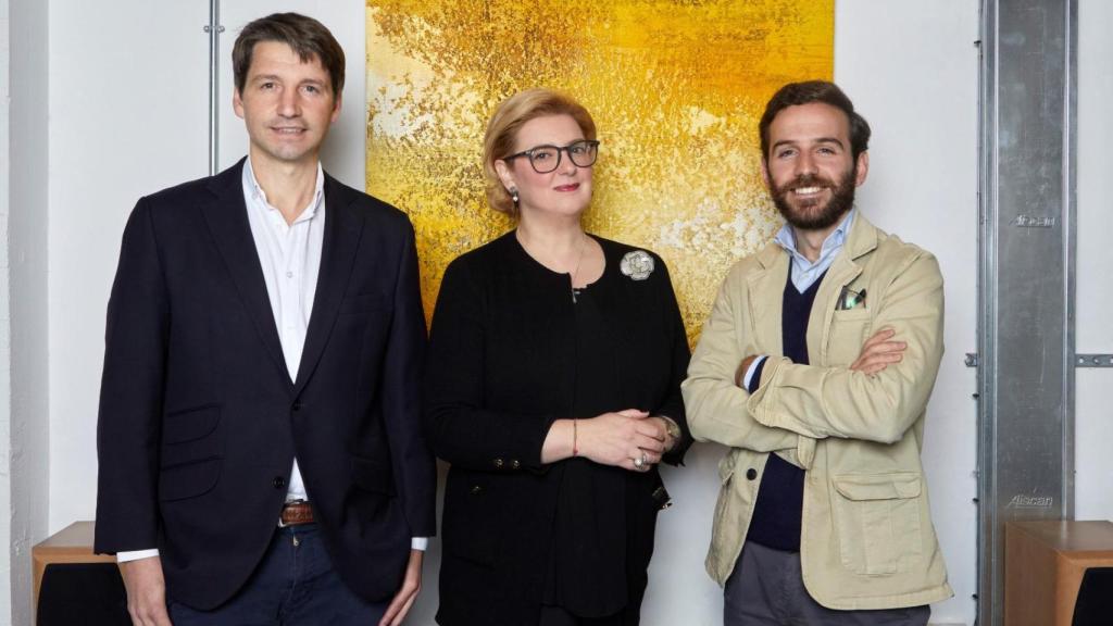 De izquierda a derecha: Santiago Esteban, vicepresidente de Reputación y Asuntos Públicos de Newlink; Eugenia Hernández, de Prime Defense y Senior Defense Advisor de Newlink y Pablo García Bautista, Manager de Asuntos Públicos y Defensa de Newlink