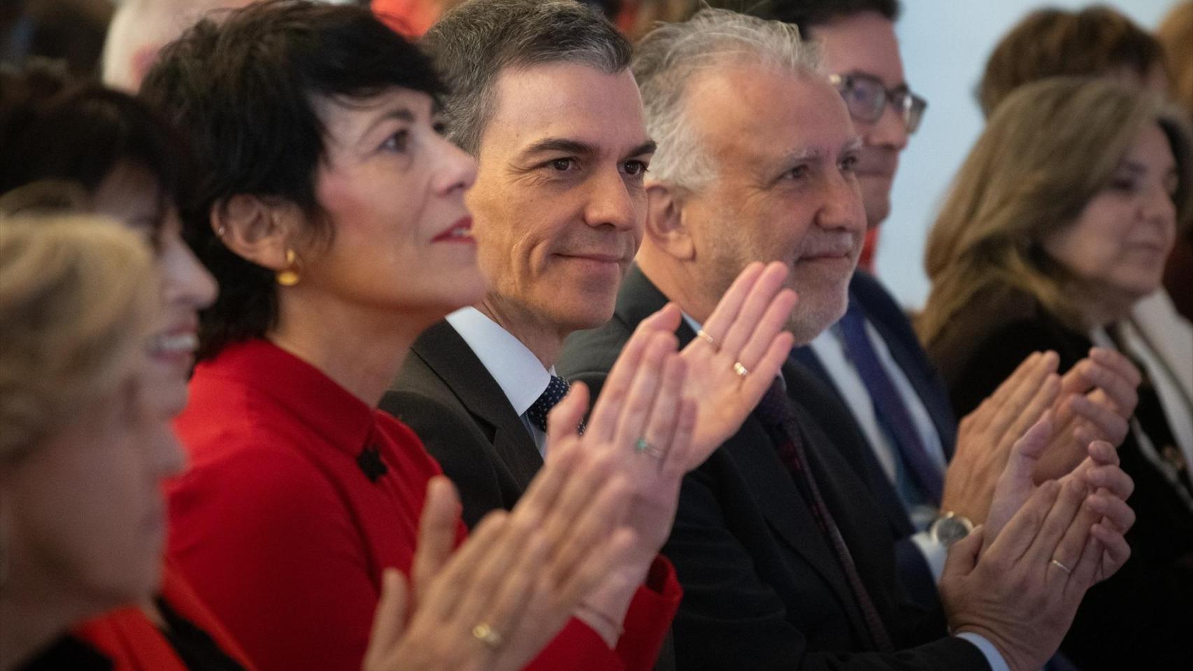 La ministra Elma Sáiz junto a Pedro Sánchez, este miércoles durante la presentación de Hodio.