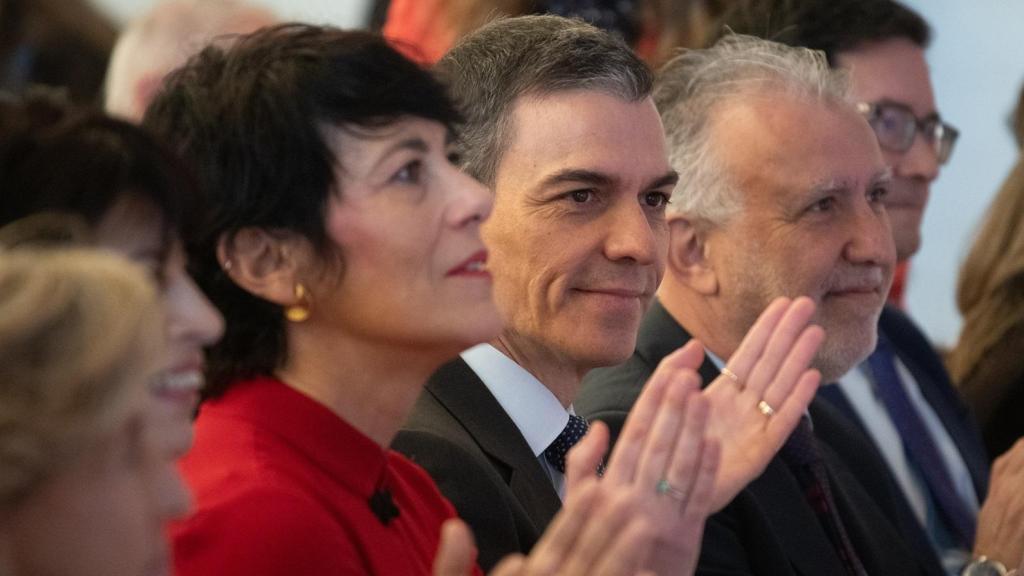 La ministra Elma Sáiz junto a Pedro Sánchez, este miércoles durante la presentación de Hodio.