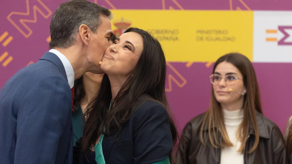 El presidente del Gobierno, Pedro Sánchez, junto a la tertuliana Sarah Santaolalla el pasado 4 de marzo.