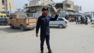 Un agente de Policía de Hamás dirige el tráfico en la ciudad de Gaza, 28 de enero de 2026.