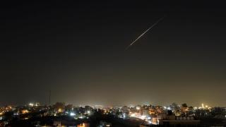 Un misil iraní vuela hacia Israel , en medio del conflicto entre Estados Unidos e Israel con Irán, visto desde Hebrón, en Cisjordania ocupada por Israel , el 11 de marzo de 2026.