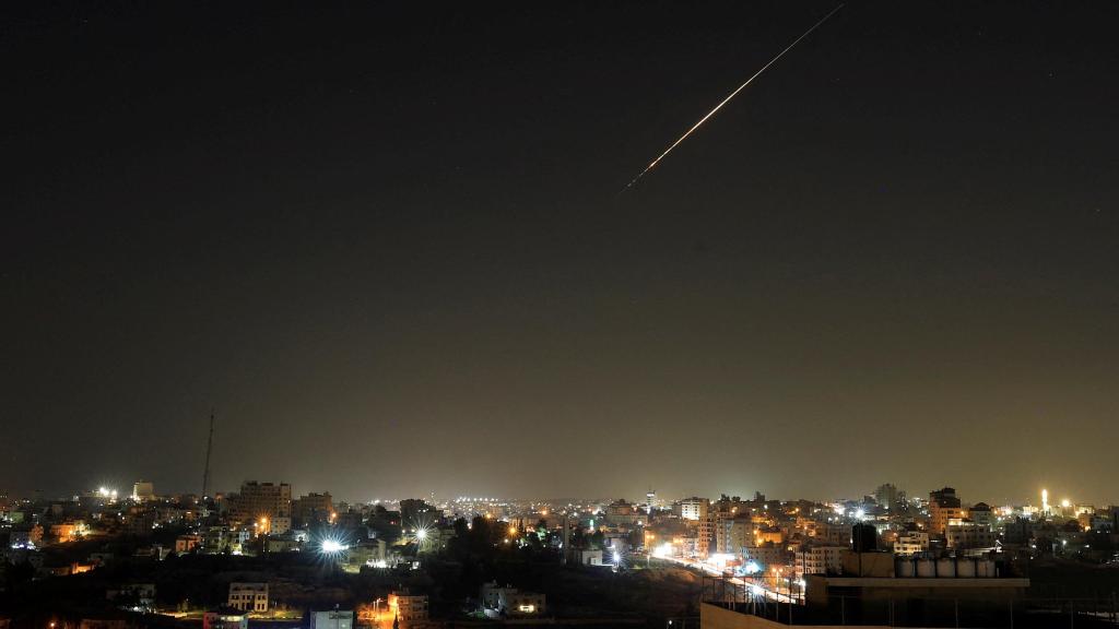 Un misil iraní vuela hacia Israel , en medio del conflicto entre Estados Unidos e Israel con Irán, visto desde Hebrón, en Cisjordania ocupada por Israel , el 11 de marzo de 2026.
