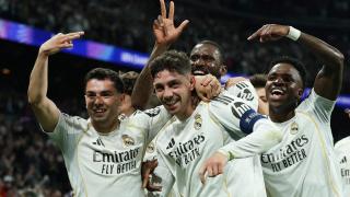 Valverde celebra junto a sus compañeros del Real Madrid su hat-trick al Manchester City