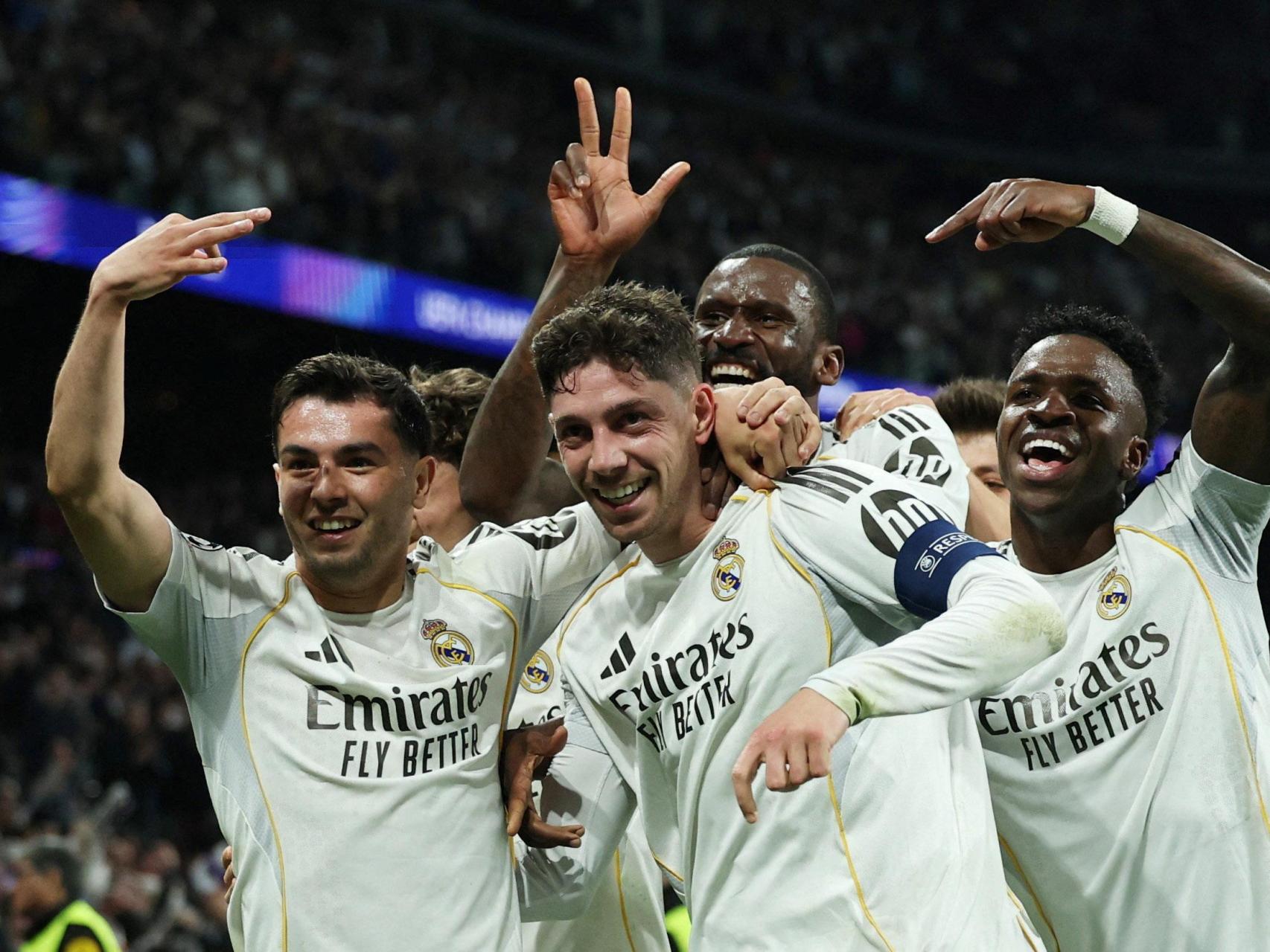 Valverde celebra junto a sus compañeros del Real Madrid su hat-trick al Manchester City