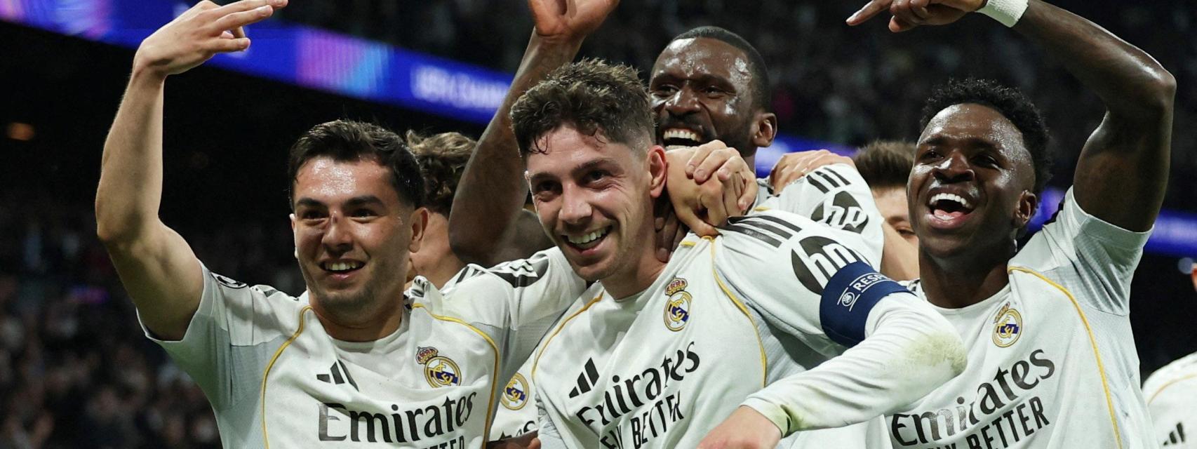 Valverde celebra junto a sus compañeros del Real Madrid su hat-trick al Manchester City