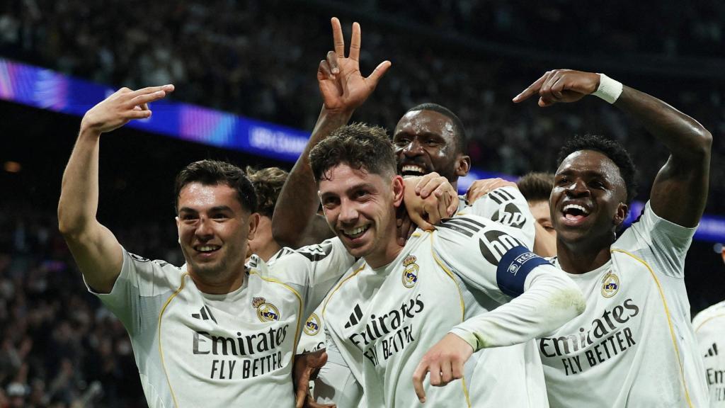 Valverde celebra su hat-trick ante el Manchester City con sus compañeros del Real Madrid