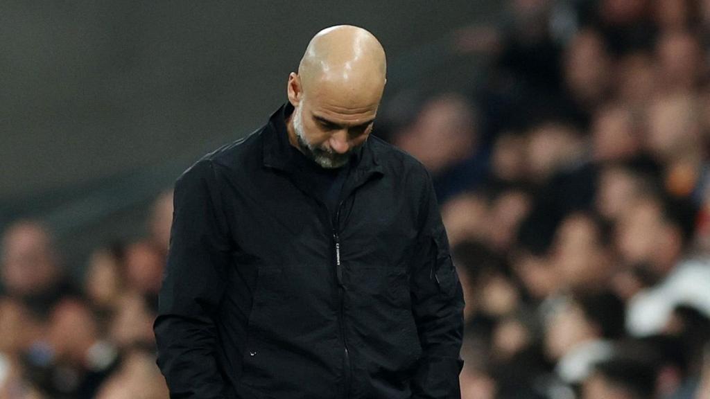 Pep Guardiola, cabizbajo en el Santiago Bernabéu