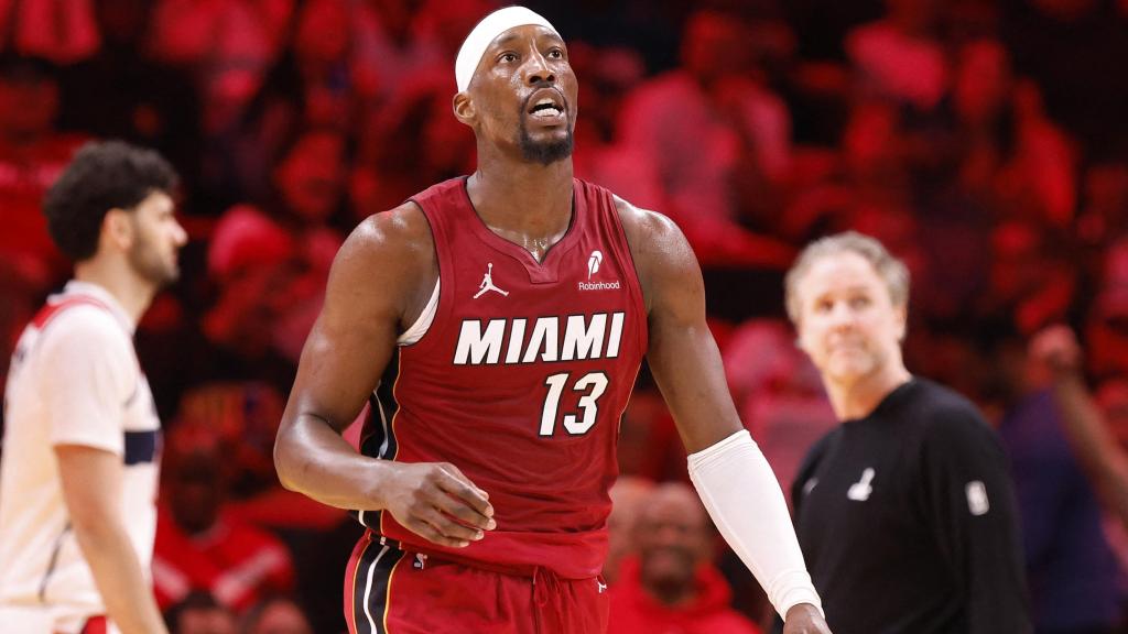 Bam Adebayo regresa al banquillo durante un tiempo muerto contra los Washington Wizards.
