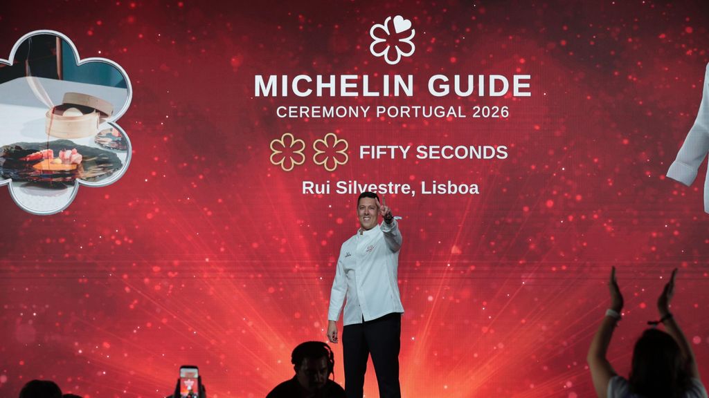 El chef Rui Silvestre celebrando su ascenso a la distinción de restaurantes biestrellados.