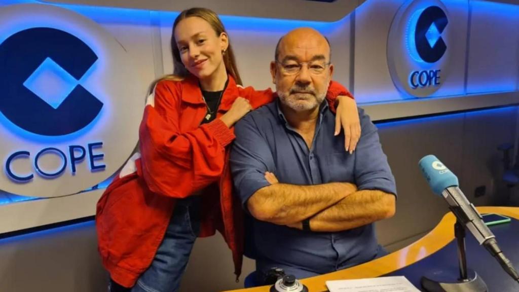 Ester Expósito y sí el tío Ángel en la radio.