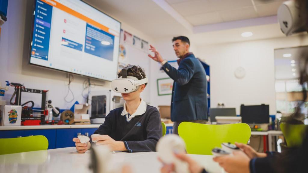 Jorge Calvo dando la clase de realidad virtual a los alumnos de 4º de la ESO.