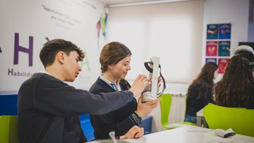 Dos alumnos del CEM en la clase de realidad virtual.