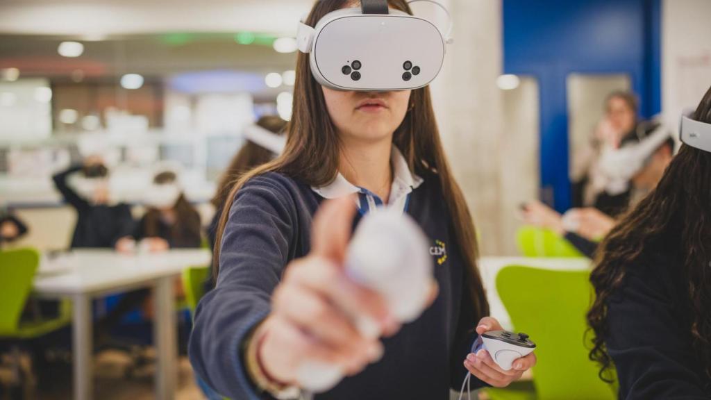 Paula durante la clase de realidad virtual.