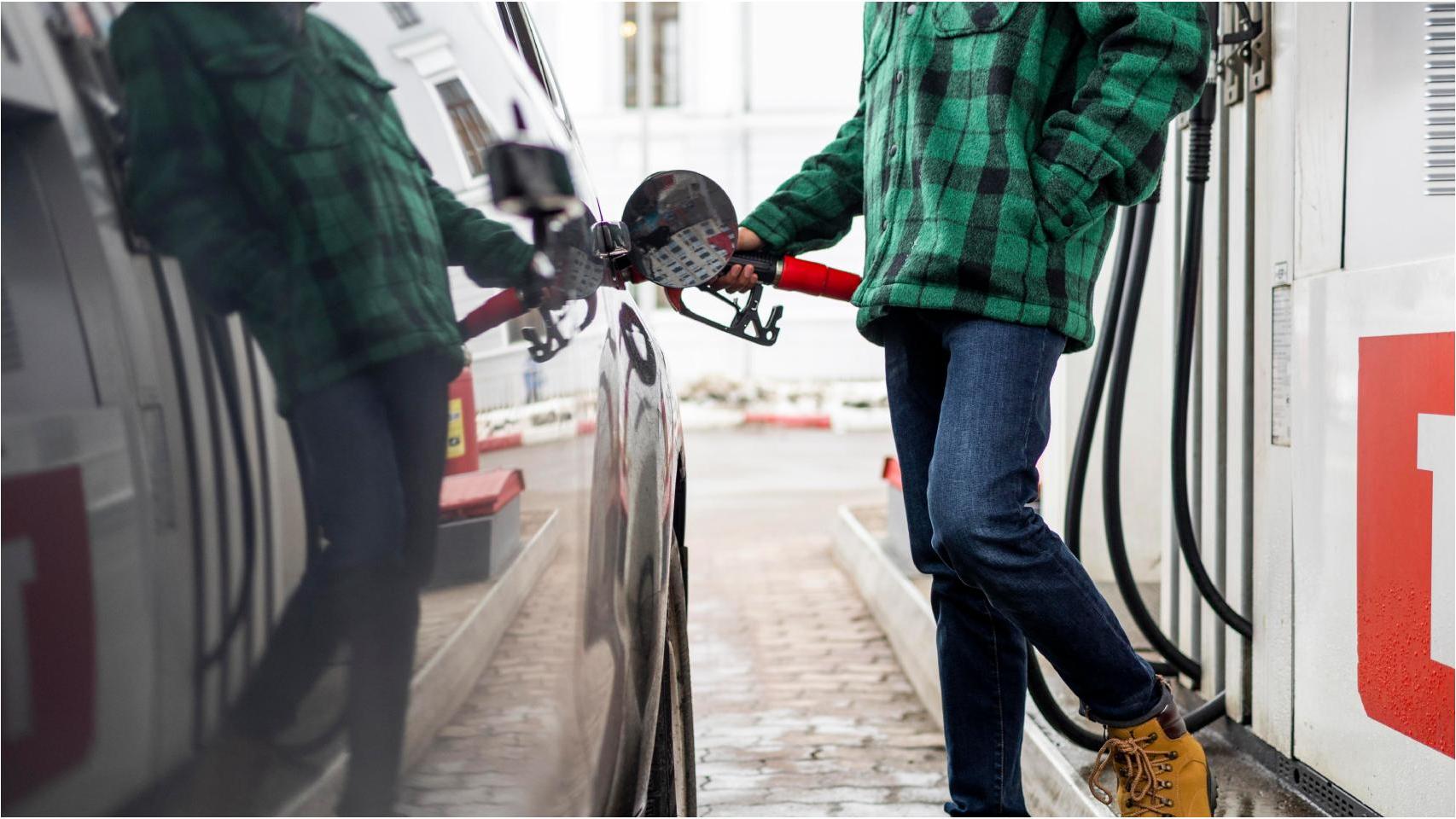 Usuario repostando gasolina
