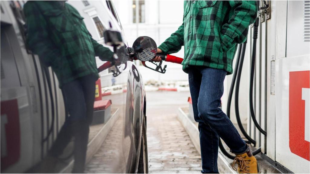 Usuario repostando gasolina