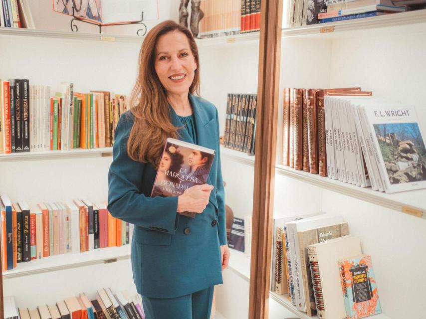 La escritora, con su nuevo libro.