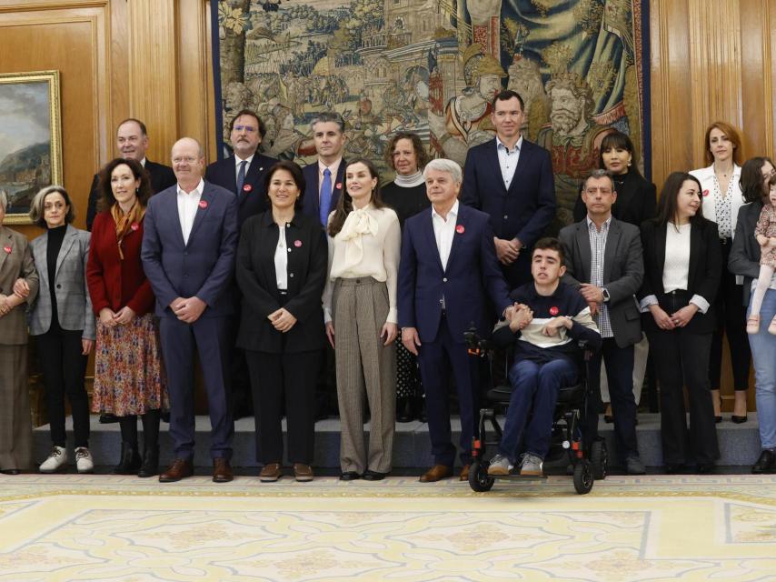 La Reina, con representantes de la Asociacion Europea contra las Leucodistrofias.