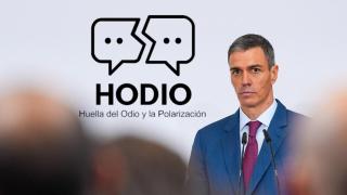 Fotomontaje del logotipo de HODIO en una fotografía de archivo de Pedro Sánchez