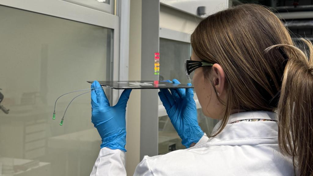 Investigadora sosteniendo una de las muestras de Cassandra