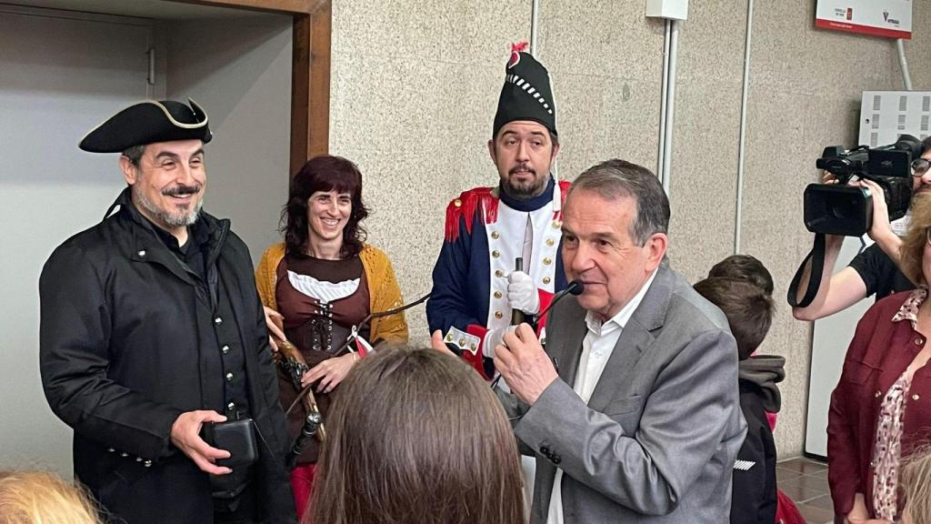 Abel Caballero, junto a los intérpretes de La Reconquista de Vigo.