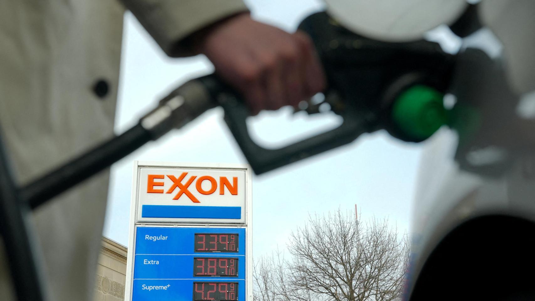 Precios de la gasolina en una estación de servicio en Washington.