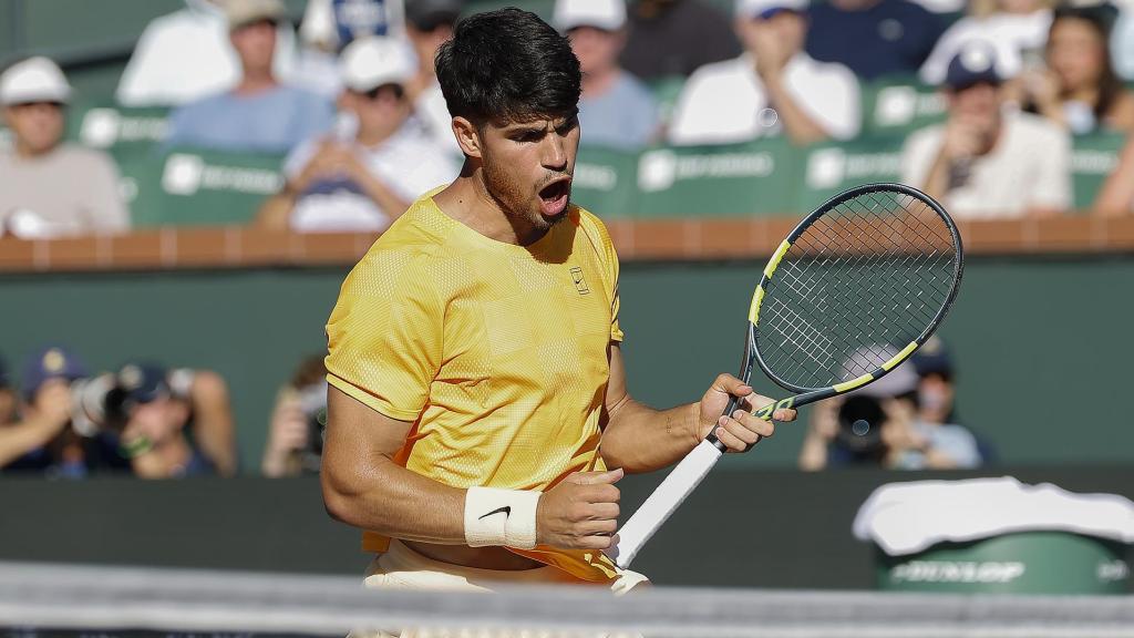 Carlos Alcaraz reacciona tras ganar un punto en la red durante el partido individual masculino contra el noruego Casper Rudd en la octava jornada del torneo de tenis BNP Paribas Open en Indian Wells.