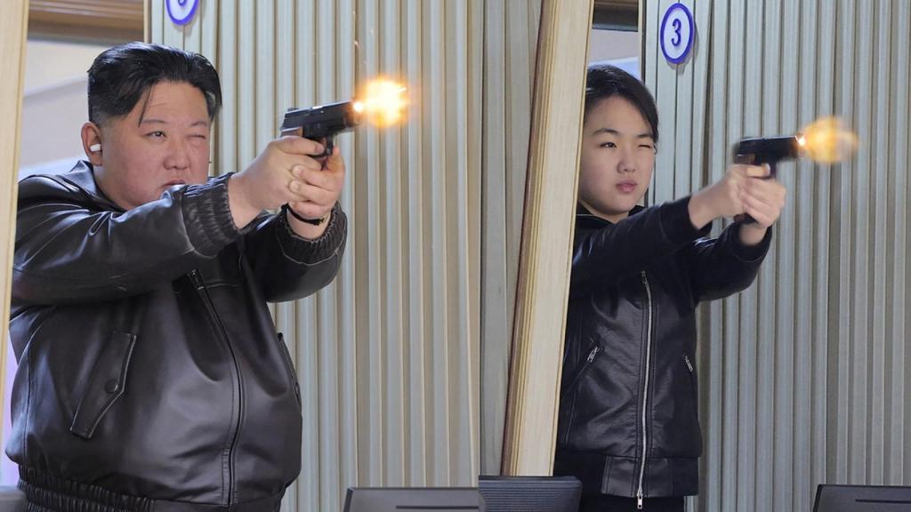 Kim Jong-un y su hija Kim Ju-ae probando la nueva pistola fabricada por Pionyang.