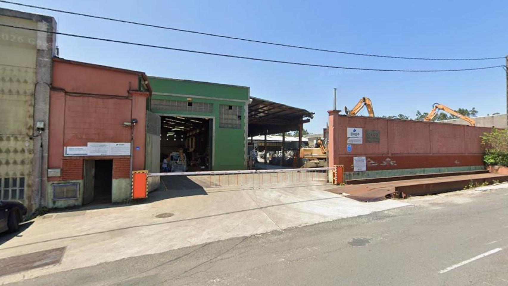 Calle Clara Campoamor de Teo, en el lugar del incendio industrial.