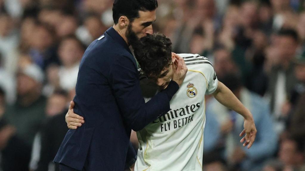 Arbeloa abraza a Thiago Pitarch