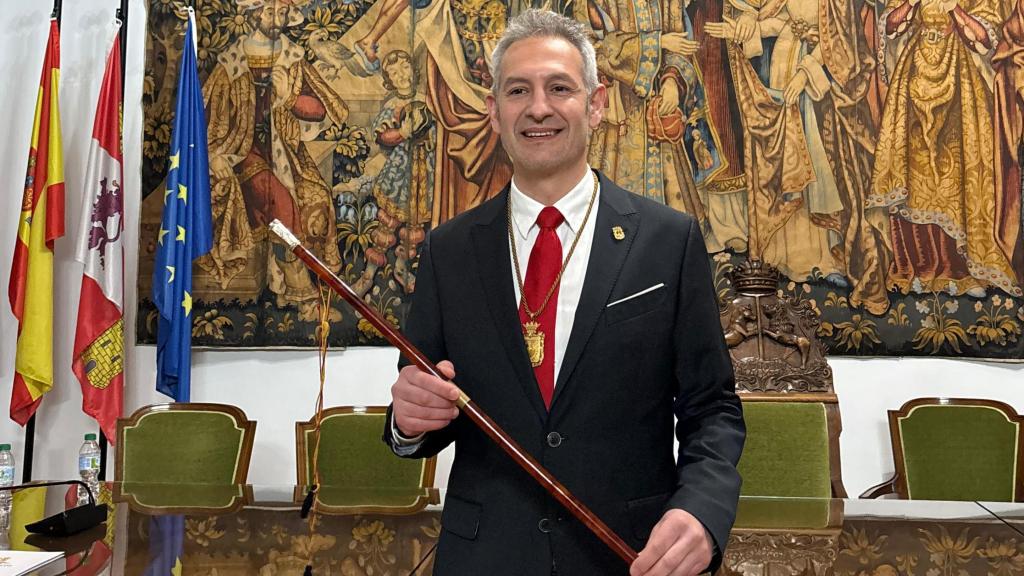 El nuevo alcalde de Toro, Carlos Rodríguez sosteniendo el bastón de mando.