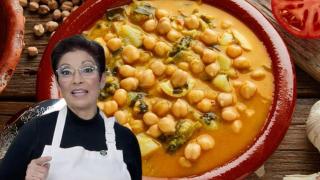 Loli Domínguez junto a un plato de garbanzos.