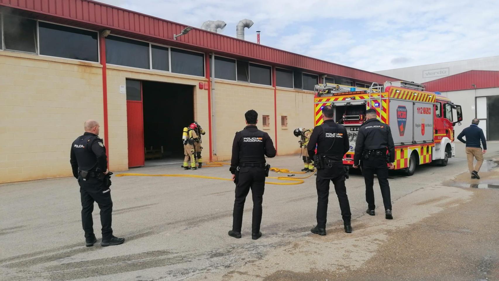 Cuatro policías nacionales salvan a 3 empleados de un incendio  tóxico  en una nave en Yecla:  Entraron sin visibilidad 