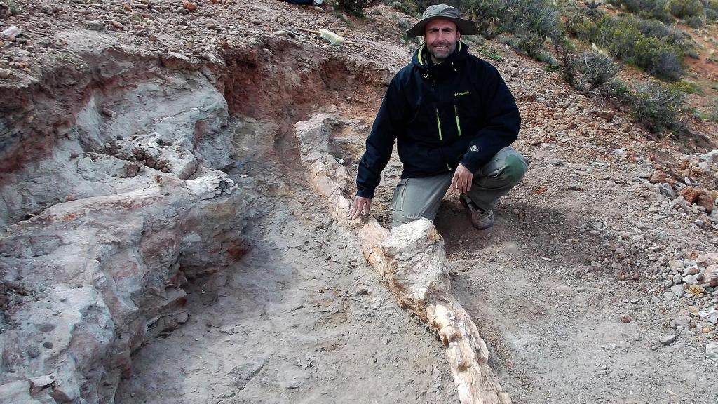 Luis Miguel Sender posa junto a un hueso de Patagotitan.