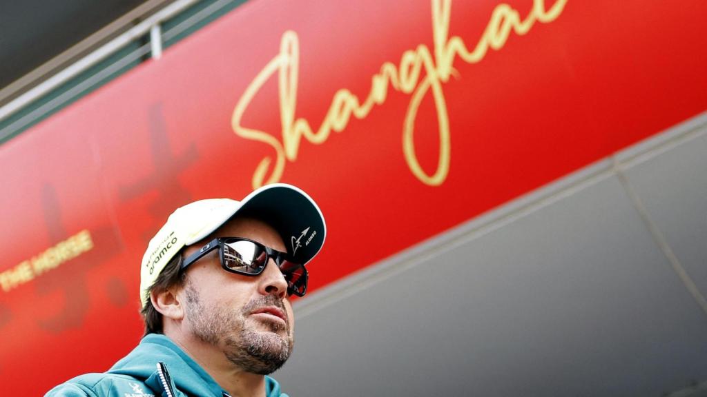 Fernando Alonso camina en el Gran Premio de China