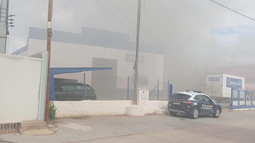 El humo que este miércoles seguía saliendo de la nave afectada por el incendio en Yecla, tras la llegada de los bomberos.