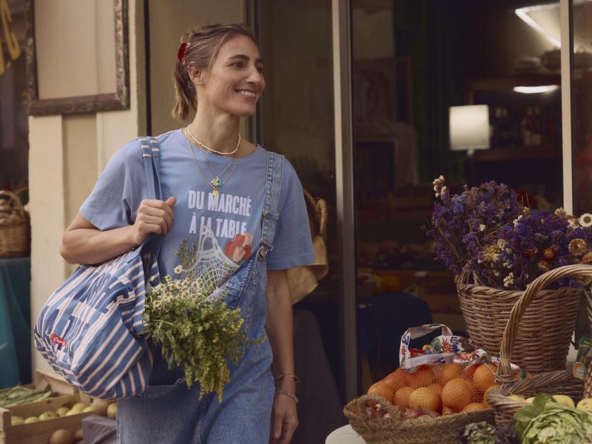 La emprendedora con una de las camisetas de la línea.