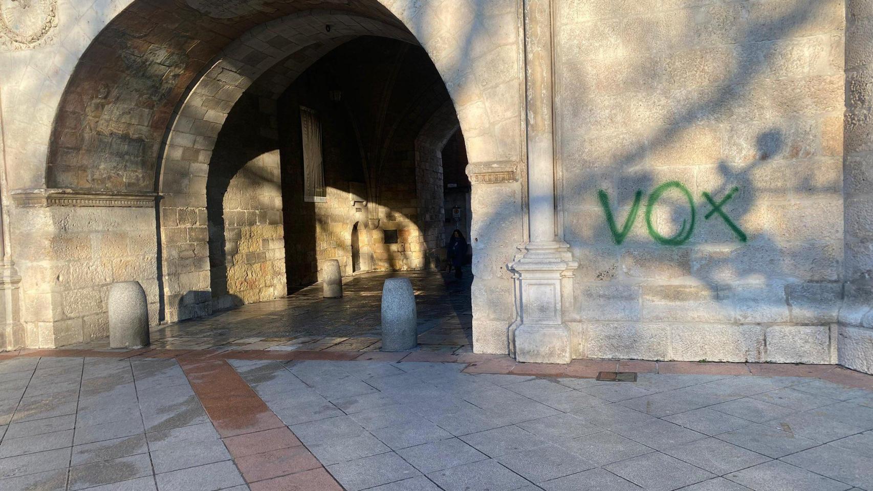 Vandalizan el histórico Arco de Santa María de Burgos con una pintada de “Vox”