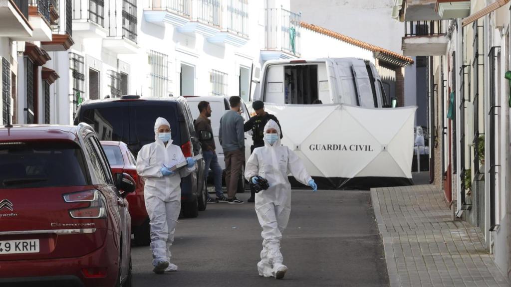 Agentes de la Guardia Civil este jueves en la vivienda de Hornachos (Badajoz) donde se han hallado los restos de Francisca Cadenas.