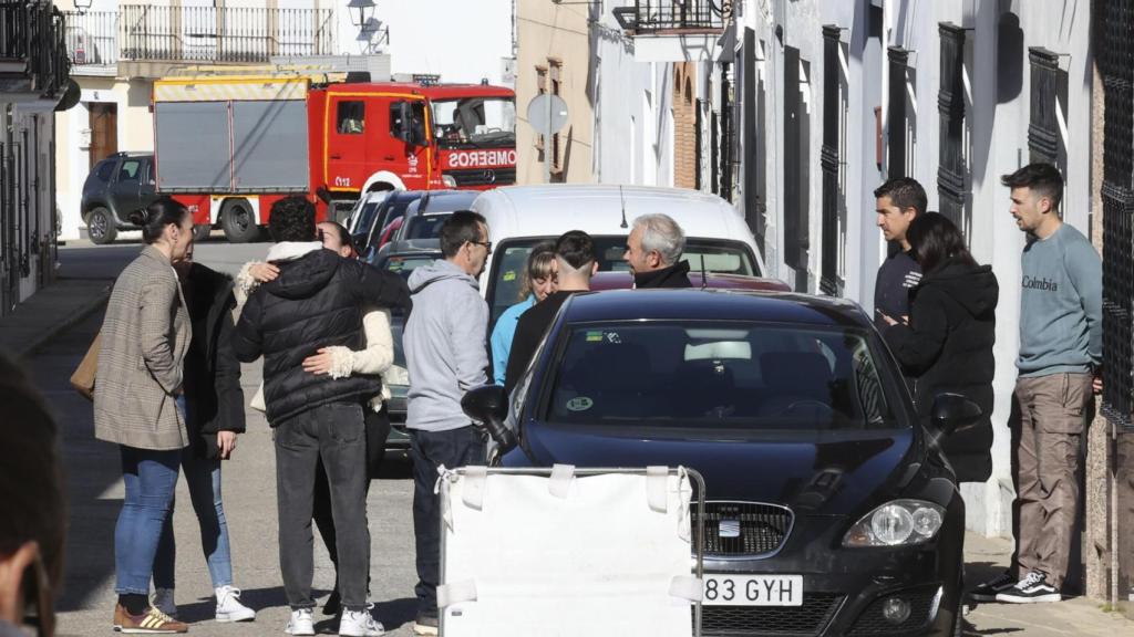 Imágenes de los familiares de Francisca Cadenas este jueves en Hornachos (Badajoz).